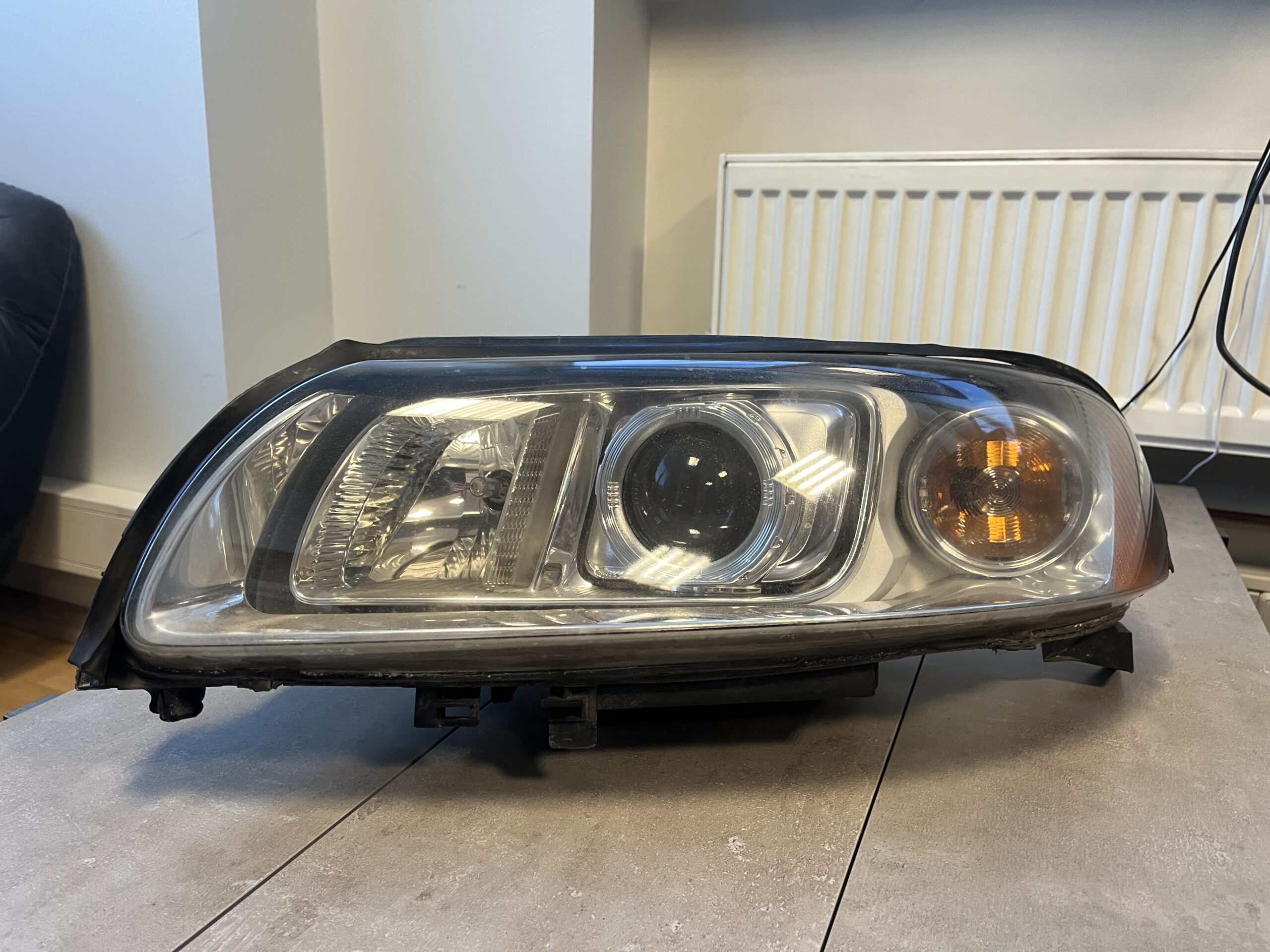 Kasutatud esituli vasak xenon kurvituli P2 2007-2009 (31111180)